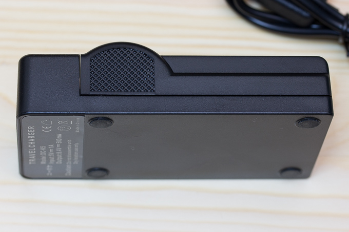 NP-FW50対応エーポケ互換USB充電器の質感
